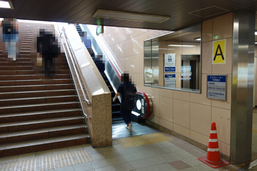 A出口には、階段・エスカレーター・エレベーターがあります