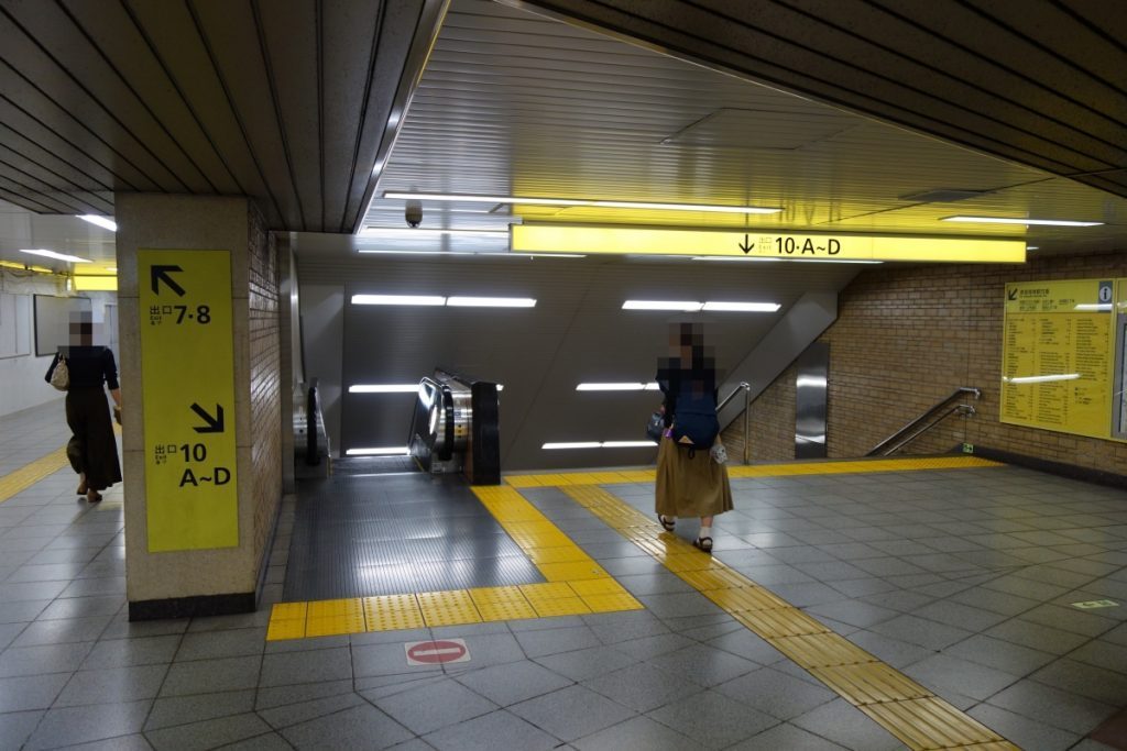 出口10・A～D方面です