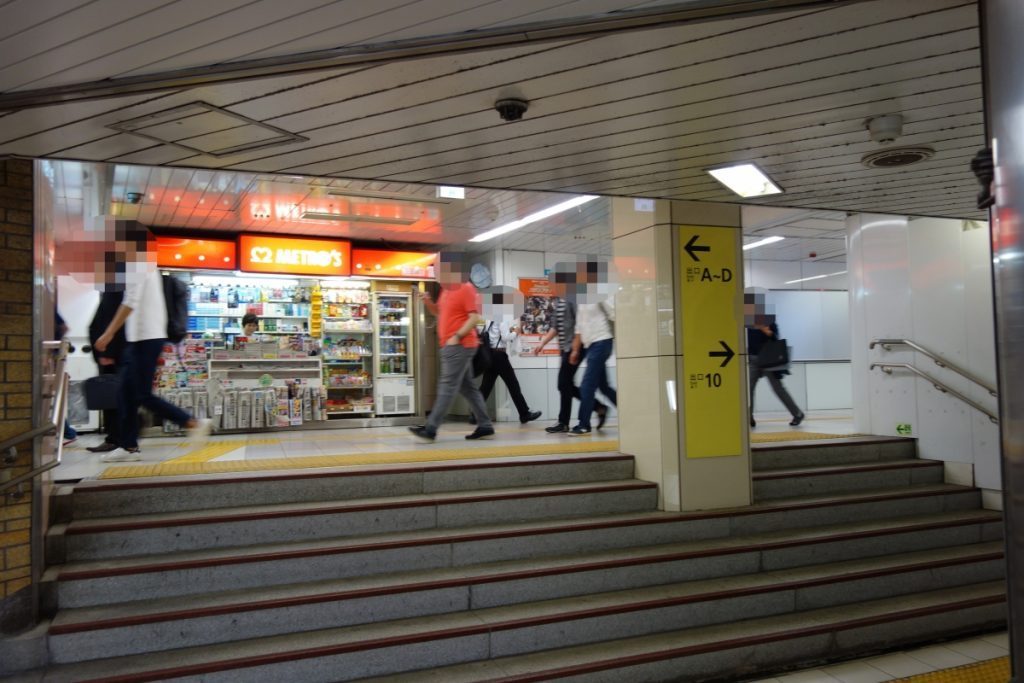 売店のある通路を左へ